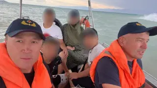 Уплывшая на катамаране семья не смогла вернуться на берег Алаколя