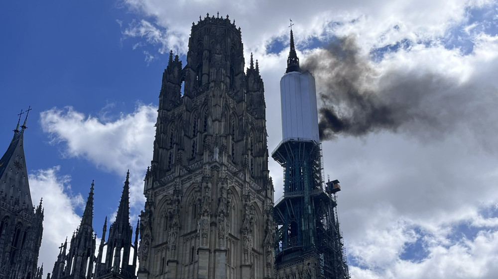 Во Франции загорелся знаменитый Руанский собор