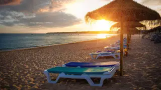 Курорты Антальи опустели: отдыхающие боятся выходить на улицу