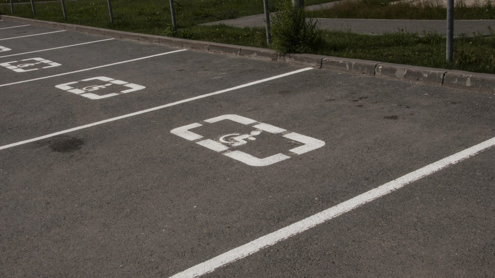 Мужчину с инвалидностью незаконно штрафовали за неоплату парковки в Алматы