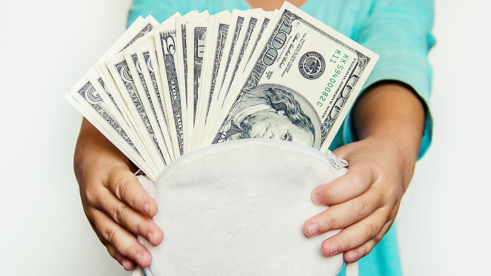 Как колебания курса доллара могут повлиять на выплаты детям из Нацфонда