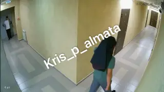 "Дергают за ручки дверей, оставляют метки" - домушники попали на видео в Алматы