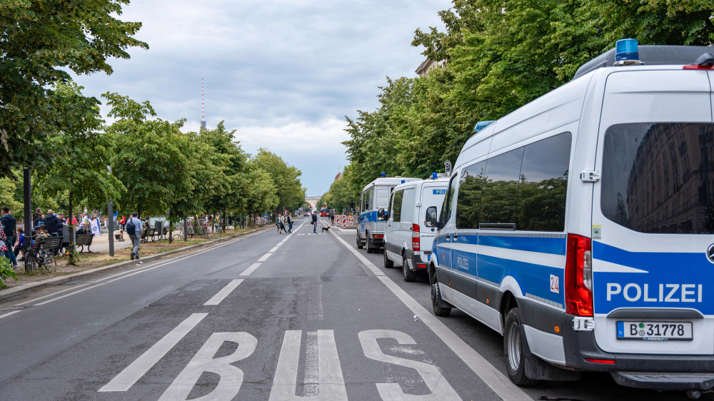 Семеро гражданских и 17 полицейских пострадали при беспорядках в Берлине