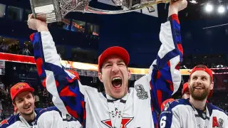 Хоккеист из Канады хочет научить своих детей казахскому языку