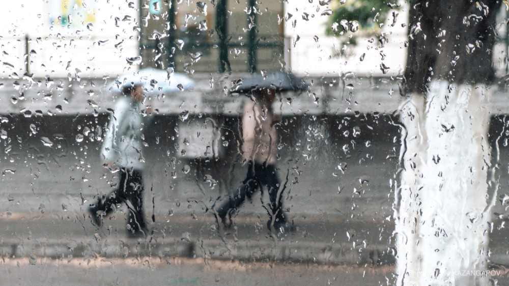 Три дня грозы и град: погода в Астане и Алматы