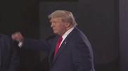Дональд Трамп впервые появился на публике после покушения