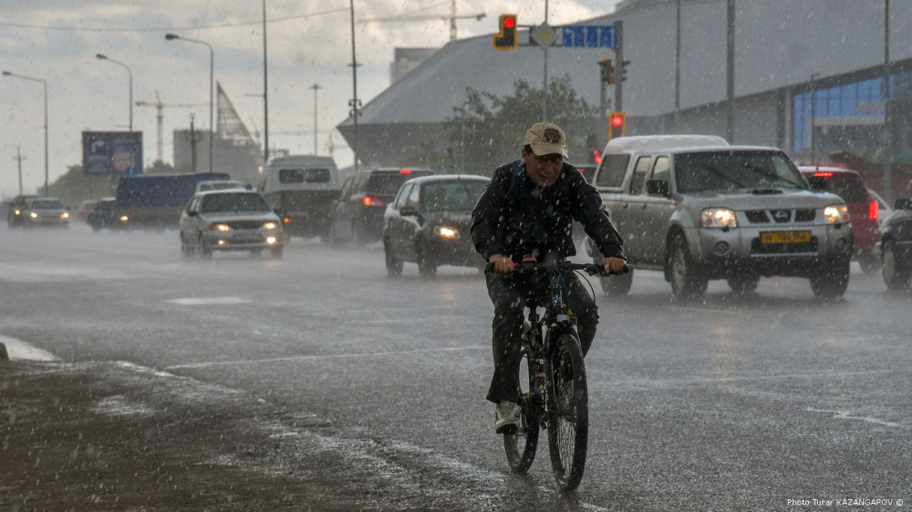 Шквал, гроза и град: погода в Казахстане на сегодня, 17 июля