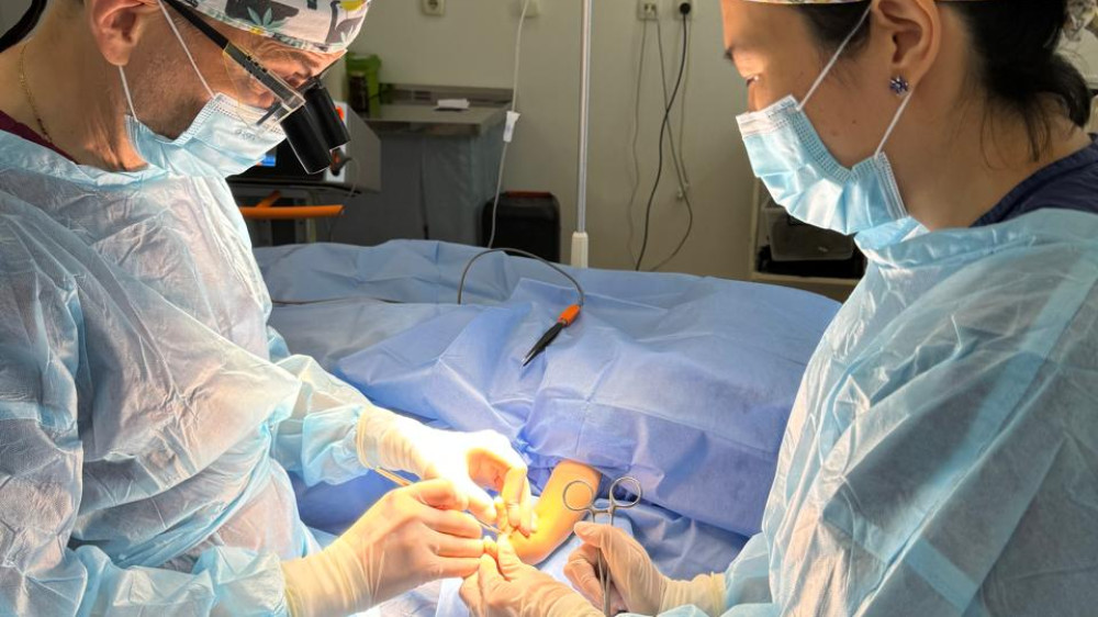 Алматинские врачи пересадили подростку нервы, чтобы спасти руку