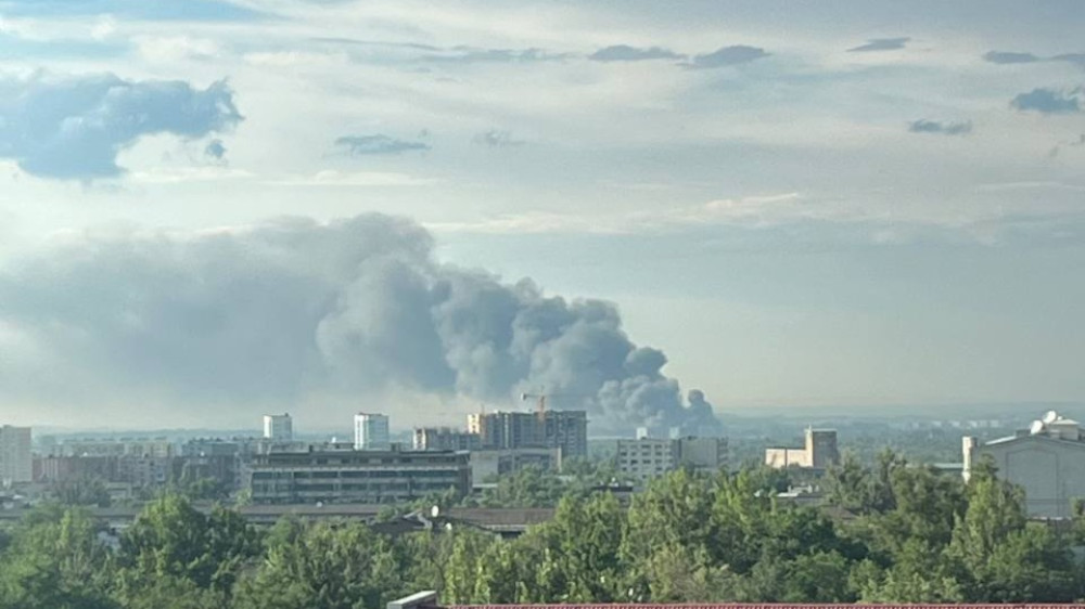 Крупный пожар тушат в районе барахолки в Алматы