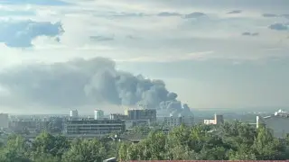 Крупный пожар тушат в районе барахолки в Алматы