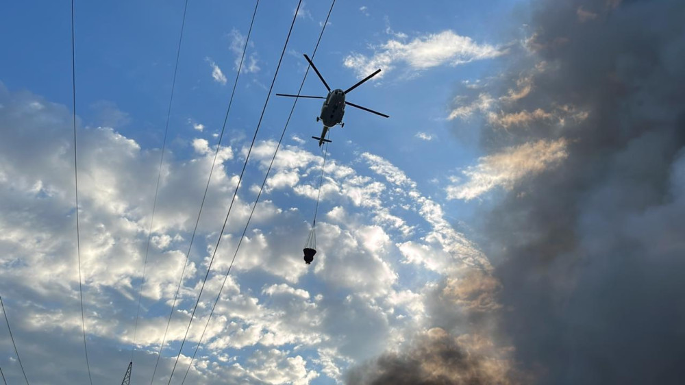 Вертолет подключили к тушению пожара в районе барахолки в Алматы