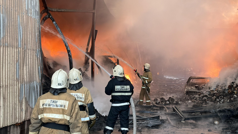 Пожар на барахолке в Алматы: видео с места ЧП