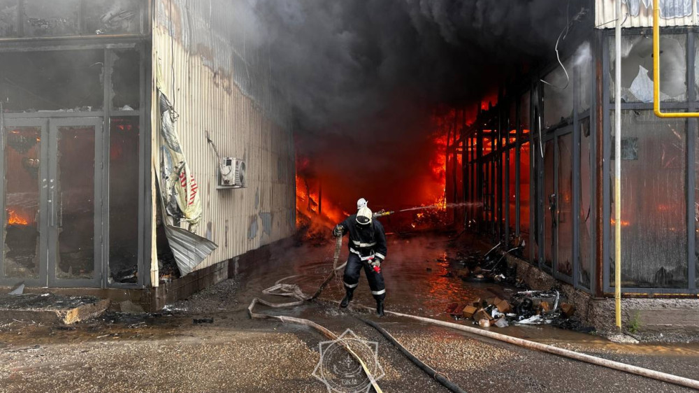 Спасатели ликвидировали пожар на барахолке в Алматы