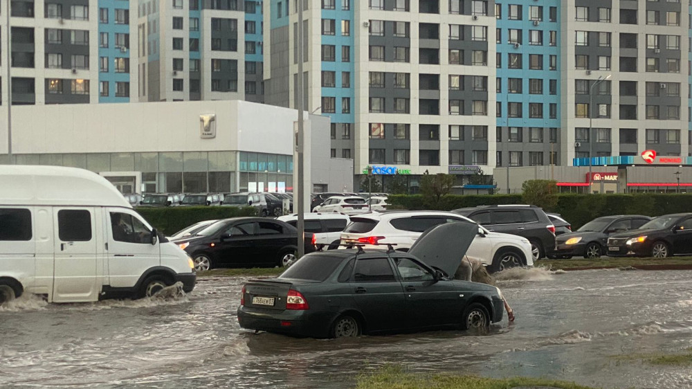 Сильный дождь затопил несколько улиц левобережья Астаны
