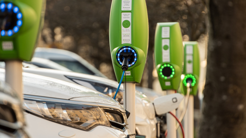 Токаев подписал закон, расширяющий возможности для электромобилей