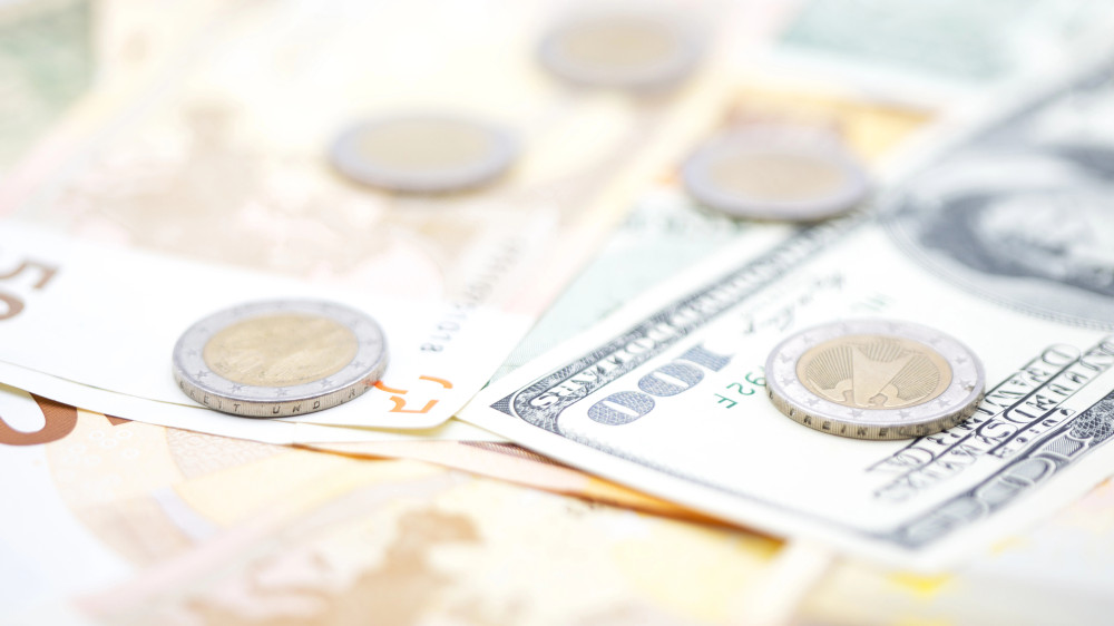 Сколько стоят доллар, евро и рубль в обменниках Казахстана
