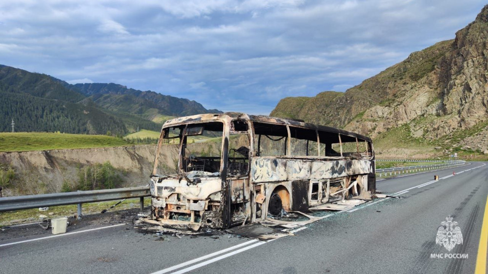 Ехавший из Астаны автобус с пассажирами загорелся на трассе в России