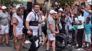 Спортсмен с парализованными ногами прошелся с олимпийским факелом в руках