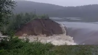 Людей эвакуировали после прорыва дамбы в Челябинской области
