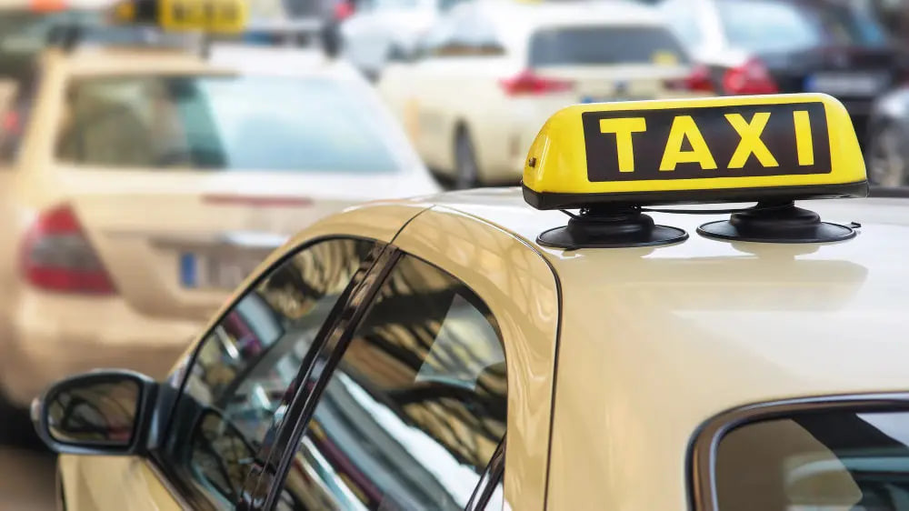 Не более 50 километров: депутат раскритиковал новые ограничения для таксистов