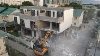 Незаконный таунхаус сносят в Алматы