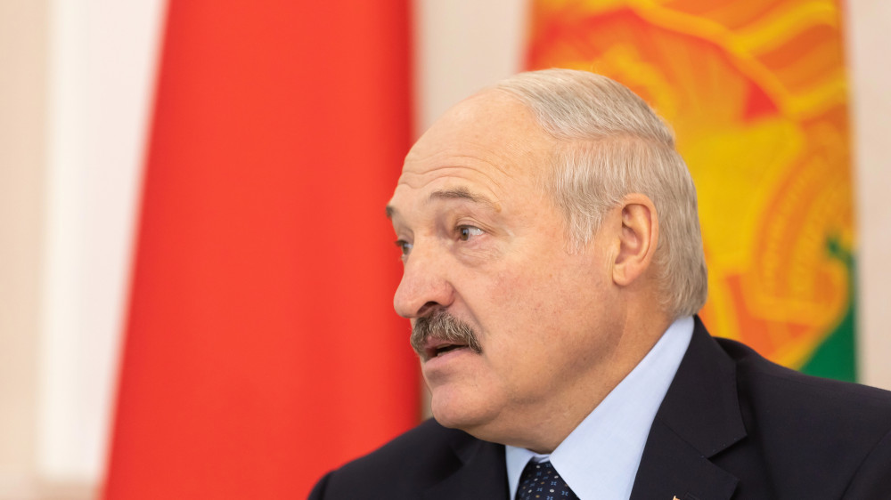 Лукашенко пожаловался на свою низкую зарплату