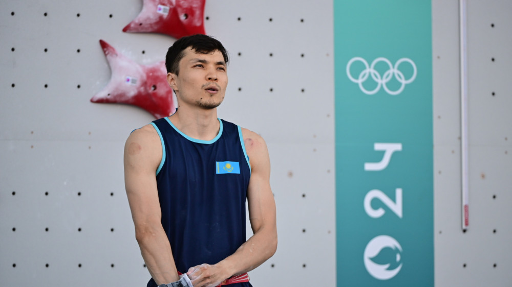 Олимпийский рекордсмен из Казахстана вышел в плей-офф ОИ-2024