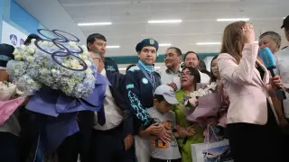 Александра Ле и Ислам Сатпаев дали первые комментарии после прилета в Казахстан