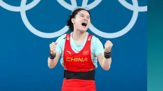 Тяжелоатлетка из Китая взяла золото Олимпиады и установила три рекорда