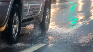 Главные опасности езды во время ливня назвали автоэксперты