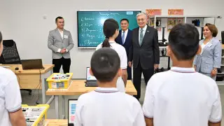 Президент Токаев посетил школу в Косшы и пообщался с детьми