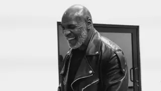 Легендарное возвращение: Майк Тайсон толкнул соперника во время битвы взглядов