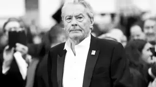 Алена Делона похоронят без помпезности на кладбище с его собаками