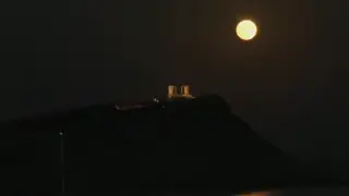 Редкая полная голубая луна озарила небо по всему миру