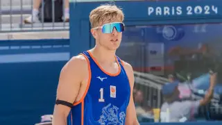 Поддержали и фотографировали с детьми: педофила-олимпийца чествовали на родине