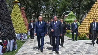 Токаеву и Рахмону показали “горы“ из арбузов, дынь и винограда