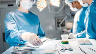 Врачи вытащили из глаза мужчины 35 червей