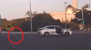 Выпавший из движущегося автомобиля ребенок попал на видео