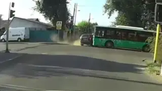 Пассажирский автобус врезался на скорости во внедорожник в Алматы