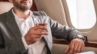 Ограничить продажу алкоголя пассажирам призвал глава крупной авиакомпании