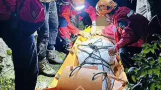 Больше 4 часов несли на руках: девушку спасли в горах Алматы