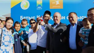 Пострадавшим от паводка жителям Уральска вручили ключи от 375 домов