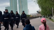 Отдают честь детям: видео с полицейскими стало вирусным в Казнете
