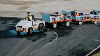 Пассажиры аэропорта Алматы вручную разбирали чемоданы