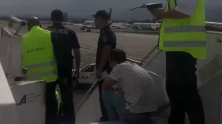 Пассажира задержали в самолете Алматы - Уральск: видео с реакцией