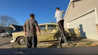 Парень нашел Chevrolet 1956 года в гараже своего деда и решил его восстановить