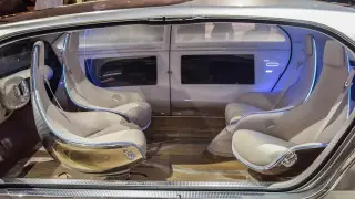 Tesla может внедрить вращающиеся на 180 градусов сиденья в беспилотные авто