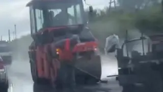 Жители Темиртау раскритиковали укладку асфальта в дождь