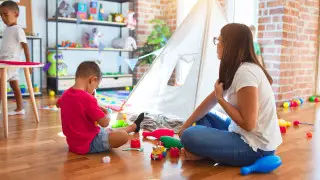 Волокла ребенка по полу: детский омбудсмен отреагировала на скандал в Шымкенте