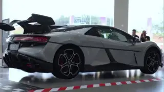 Спасение от "лежачих полицейских": китайский суперкар научили прыгать. Видео